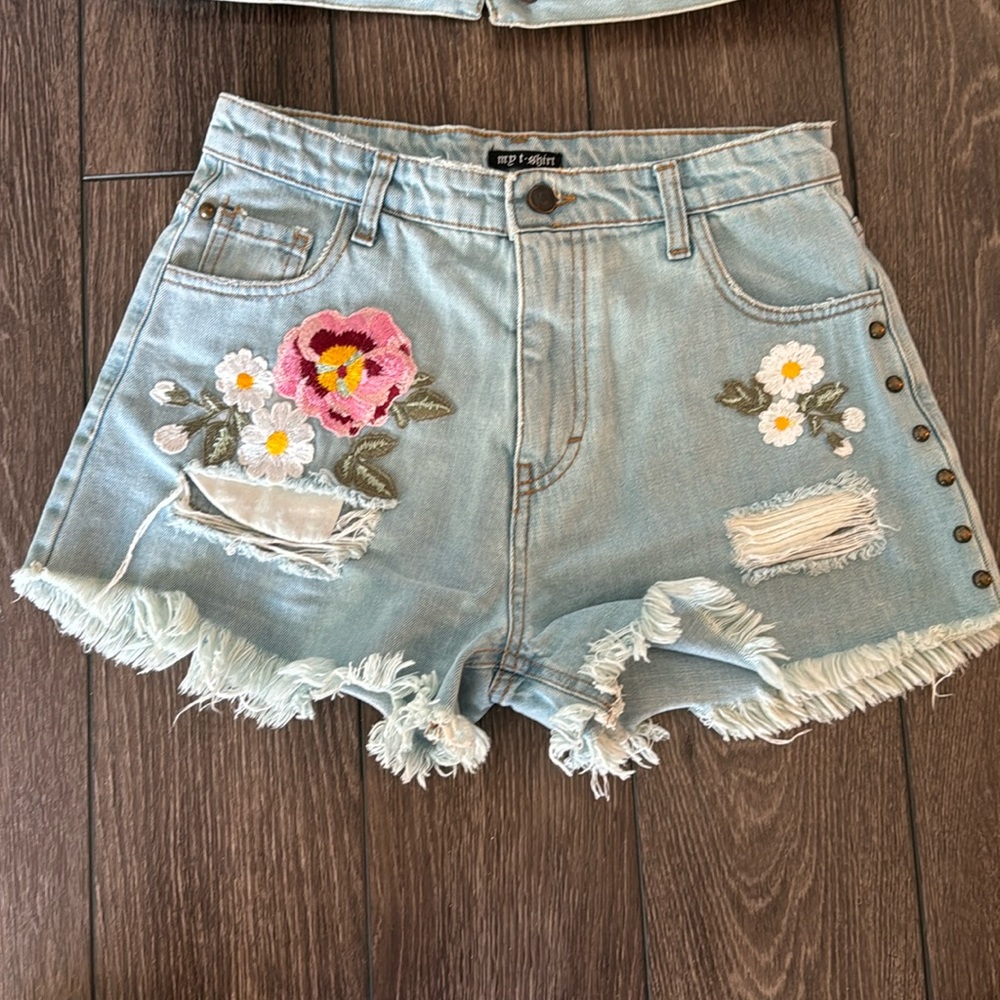 Denim shorts. Excellent condition. Size M